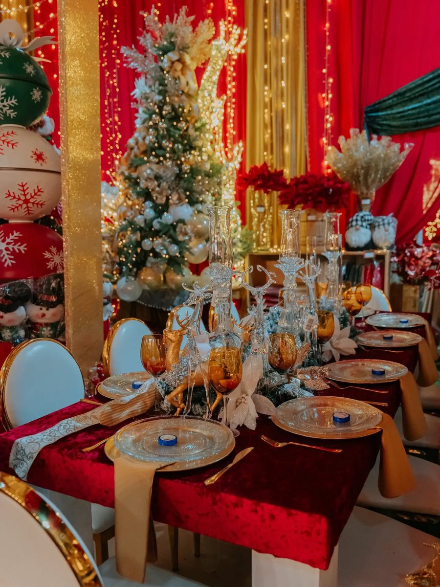 Ya abrió sus puertas D'Flores Home con la magia de la Navidad en el c.c. Monagas Plaza 5 la mesa