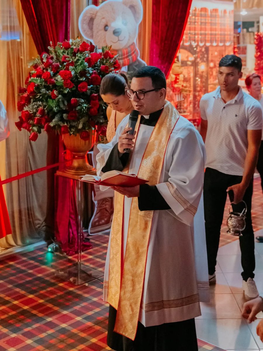 Ya abrió sus puertas D'Flores Home con la magia de la Navidad en el c.c. Monagas Plaza 7 padre samael1
