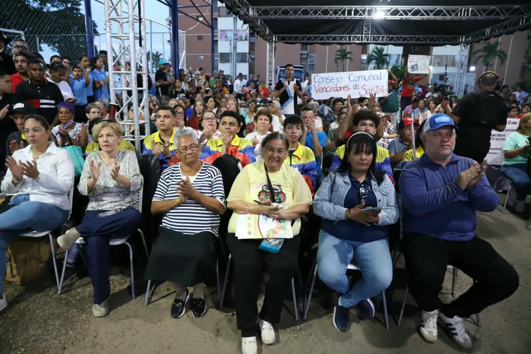 Regresó "Conectados con Ernesto" con entrega del parque habitacional La Viña 2 publico2