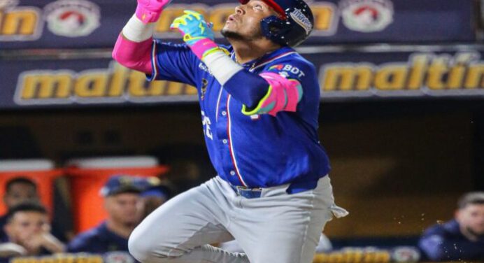 Tiburones derrotó a Magallanes en la inauguración de la temporada