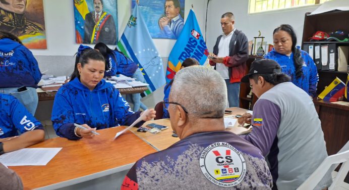 Más de mil transportistas reciben tarjetas de débito en Monagas