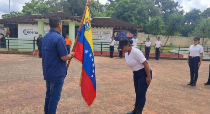 Aspirantes de la UNES honran a la bandera nacional en Cedeño